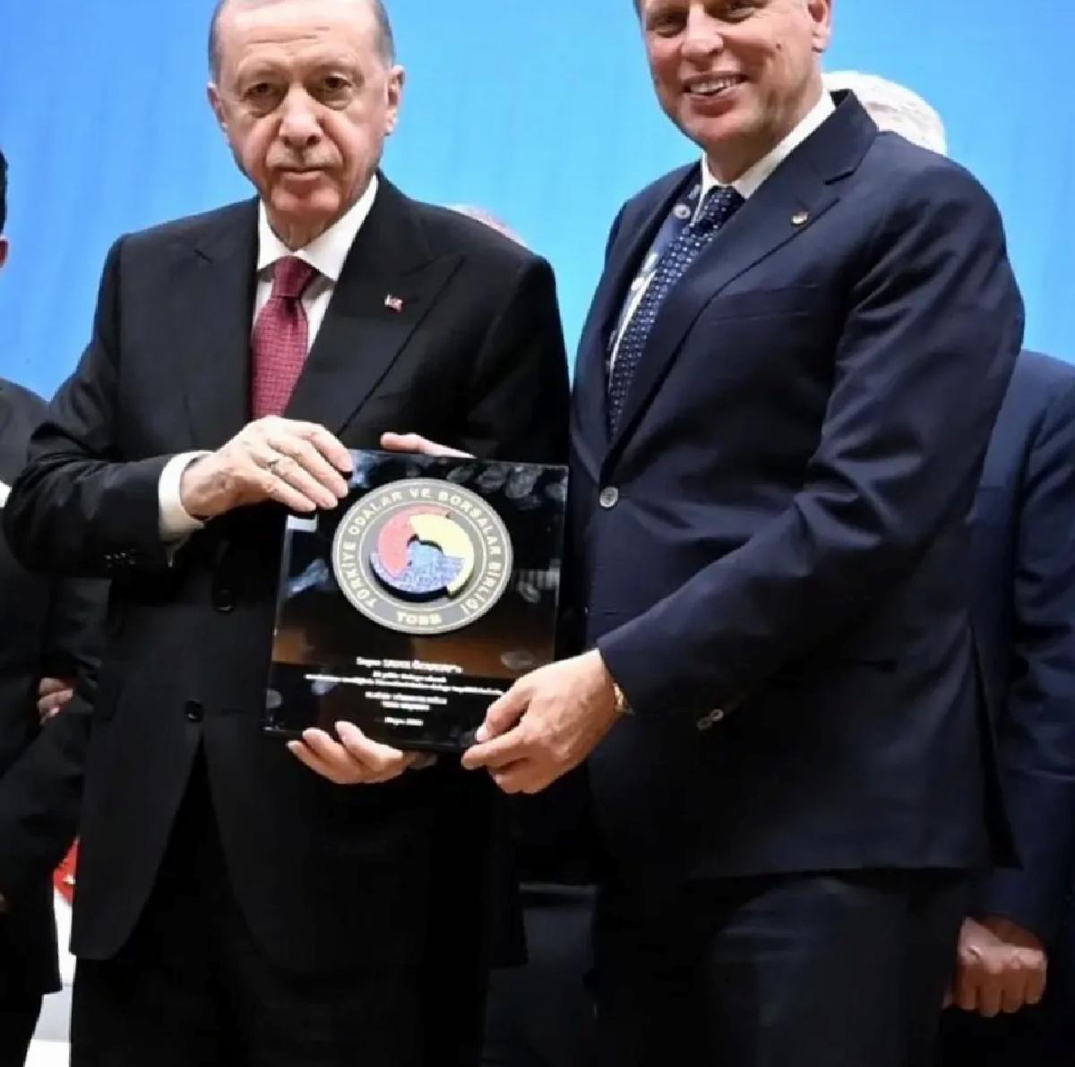Başkan Özkasap ‘Hizmet Şeref Belgesi’ni Cumhurbaşkanı Erdoğan’ın elinden aldı