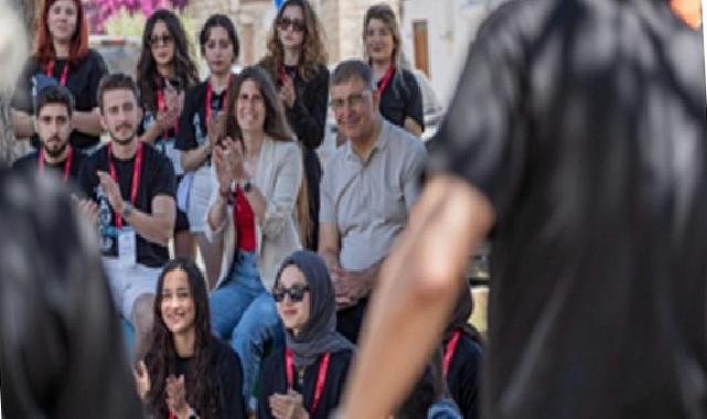 Başkan Tugay Çeşme’de genç tasarımcılarla buluştu