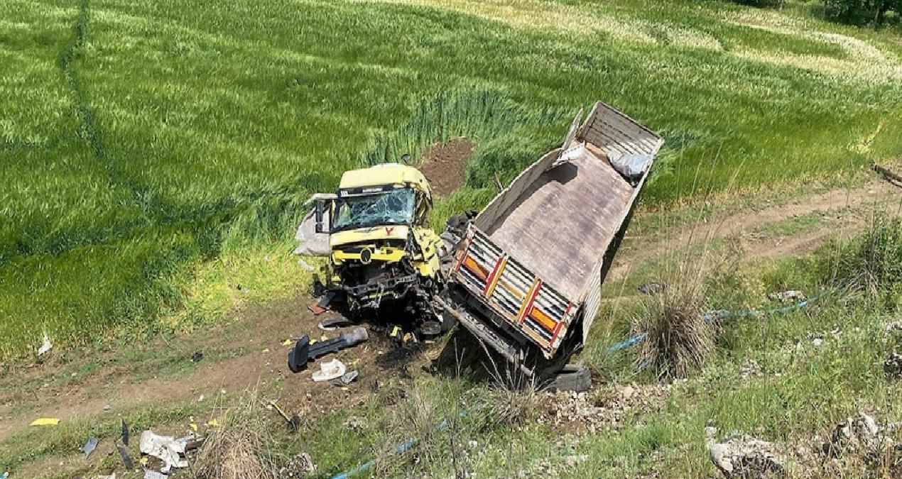 Batman’da şarampole devrilen TIR’daki 3 kişi yaralandı