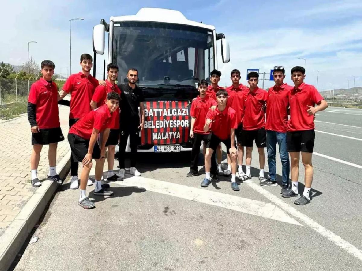 Battalgazi Belediyespor Voleybol Takımı, Türkiye Yarı Finalleri’nde Başarıya Koşuyor