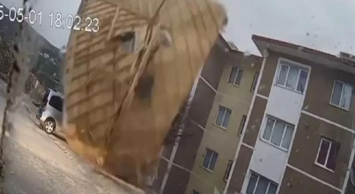 Bayburt’ta Fırtına Minibüsü Vurdu