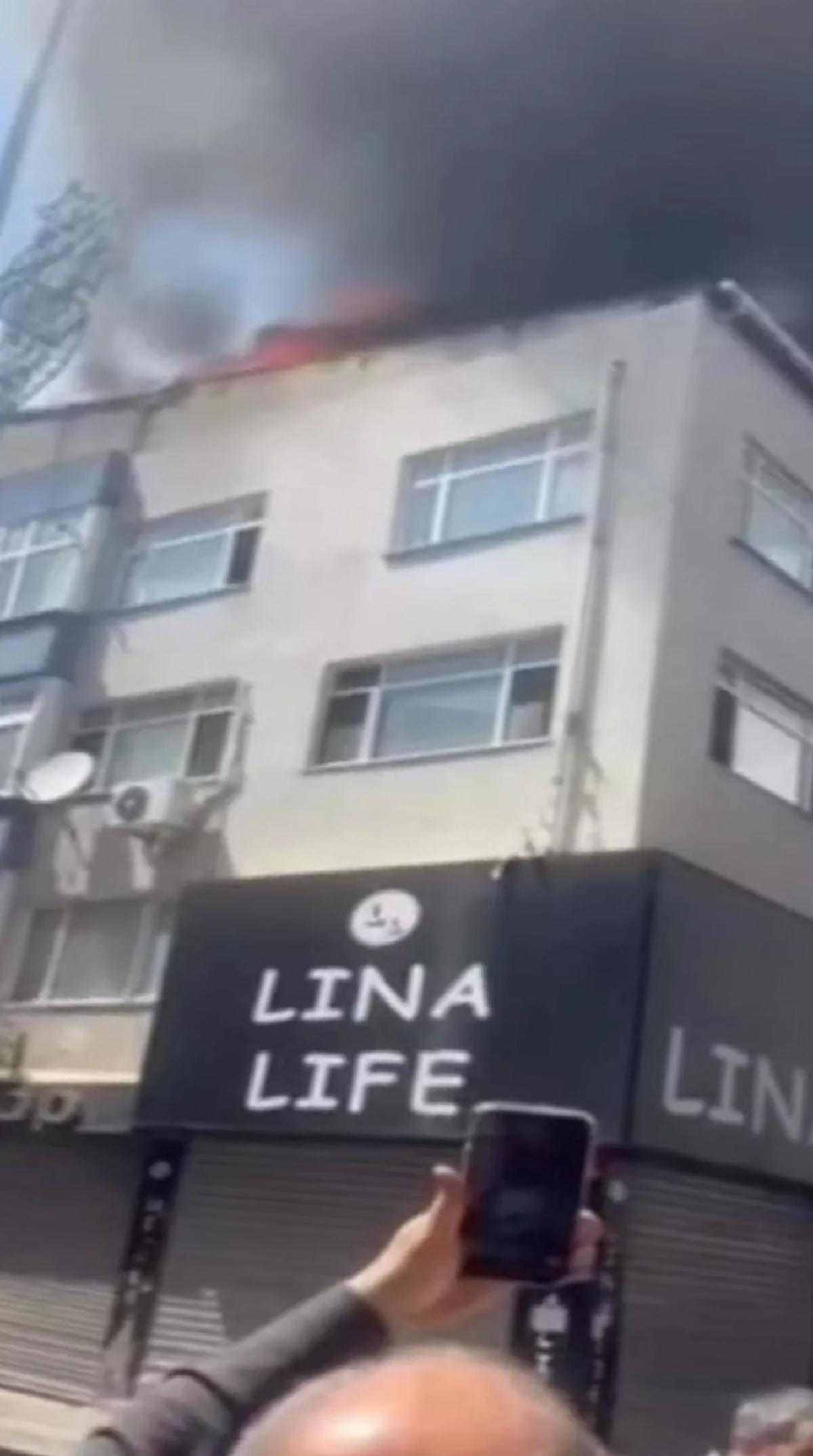 Bayrampaşa’da Bina Çatısında Yangın