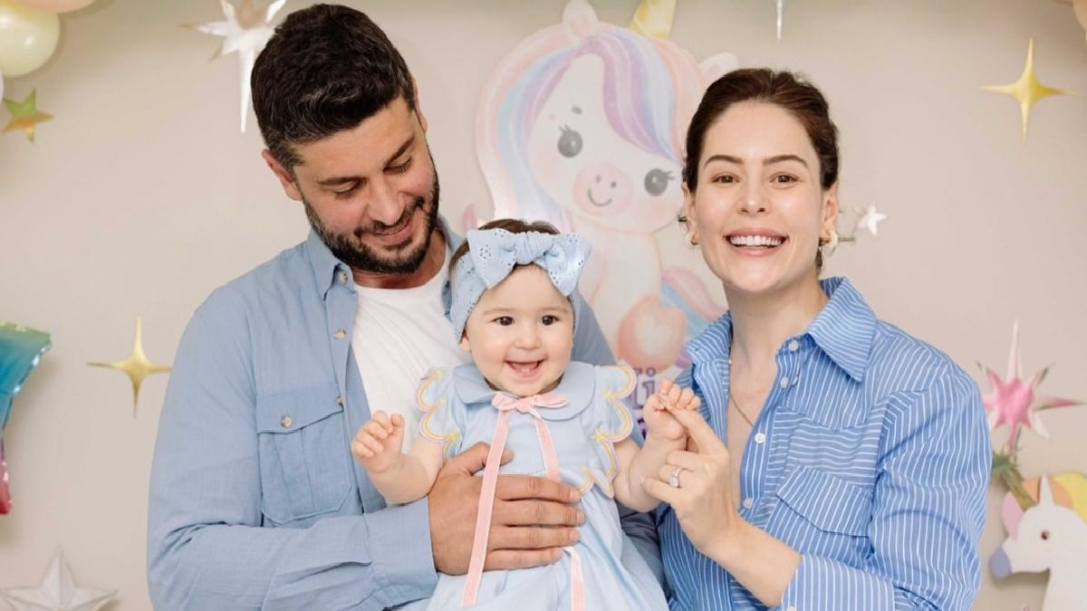 Berk Oktay ve Yıldız Çağrı Atiksoy kızlarının yüzünü gösterdi