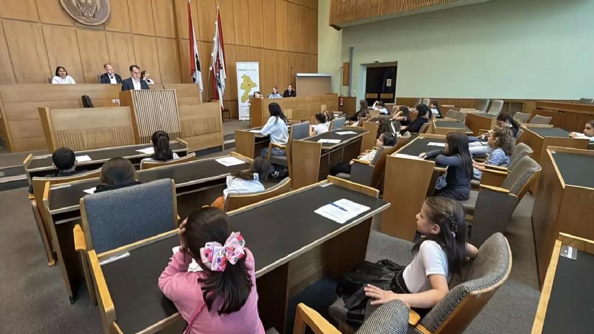 Berlin’de Çocuklar Belediye Meclisi’nde