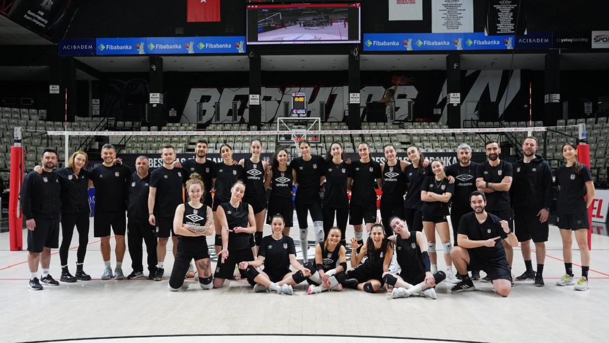 Beşiktaş Kadın Voleybol Takımı, başantrenör Recep Vatansever ve 15 oyuncuyla vedalaştı