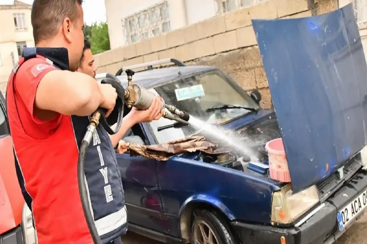 Besni’de Park Halindeki Araç Alev Aldı