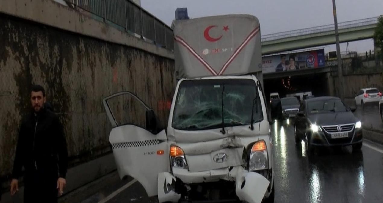 Beykoz’da arızalanan araca kamyonet çarptı; 2 yaralı