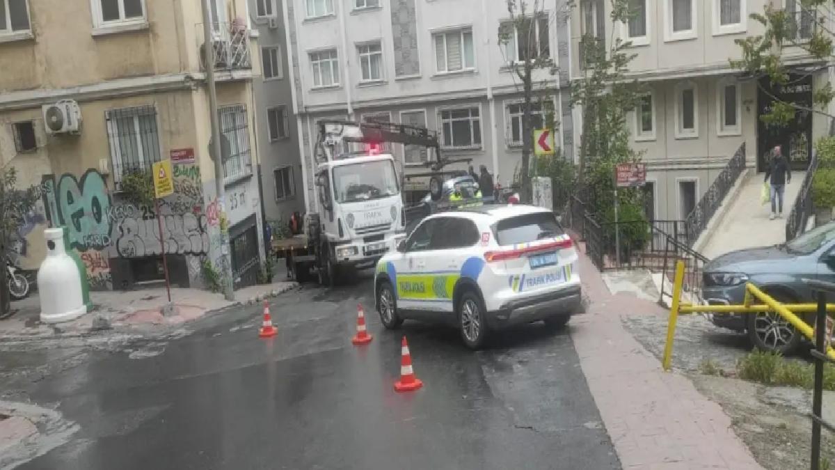 Beyoğlu’nda Takla Atan Araç Yaya Kurtardı