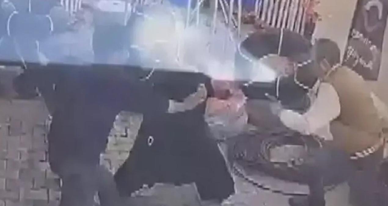 Bıçaklı saldırgana müdahale etti, kadını kurtardı