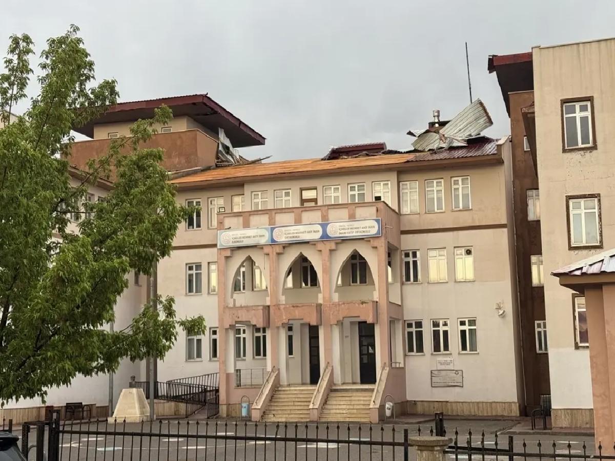 Bingöl’de Şiddetli Rüzgar Çatıları Uçurdu