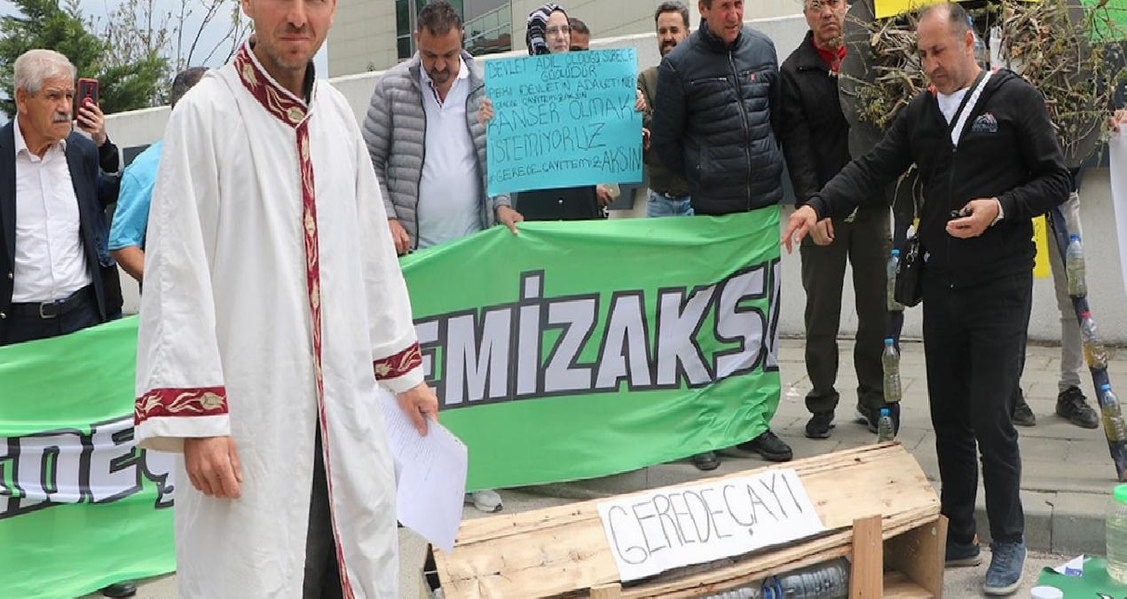 Bolu’da ilginç eylem: Adliye önünde gıyabi cenaze namazı kıldılar