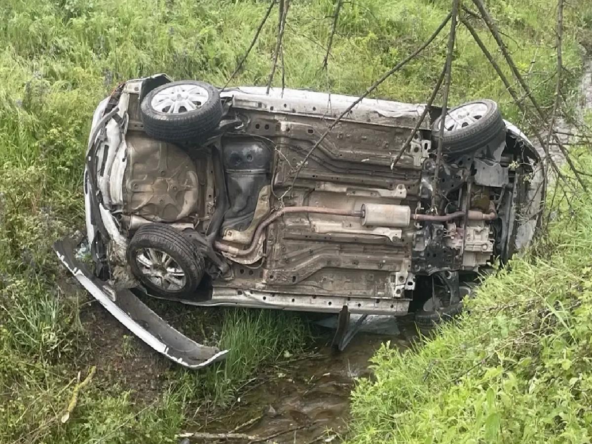 Bolu’da Otomobil Dereye Devrildi