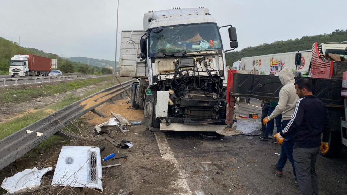 Bolu’da sürücüsünün uyuduğu buğday yüklü tır devrildi