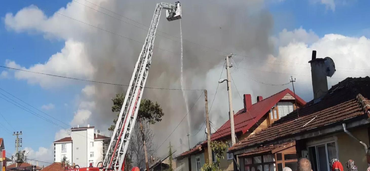 Bolu’da Yangın: 2 Ev ve 1 Depo Kül Oldu