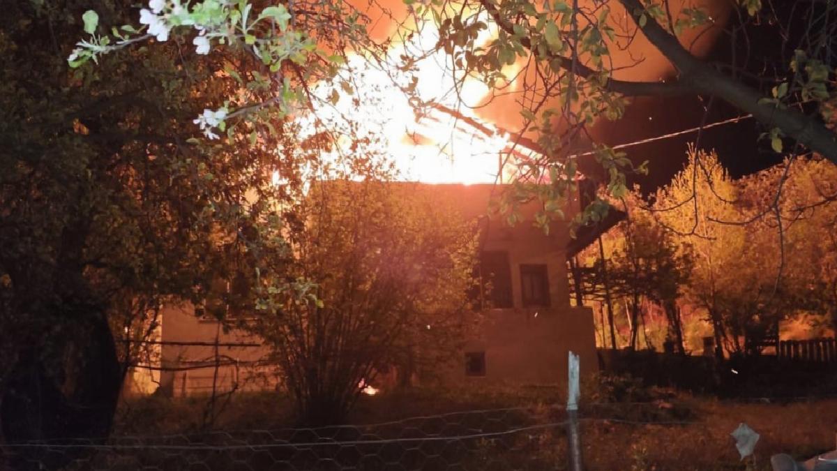 Bolu’da yatsı namazına giden adamın evi alev alev yandı