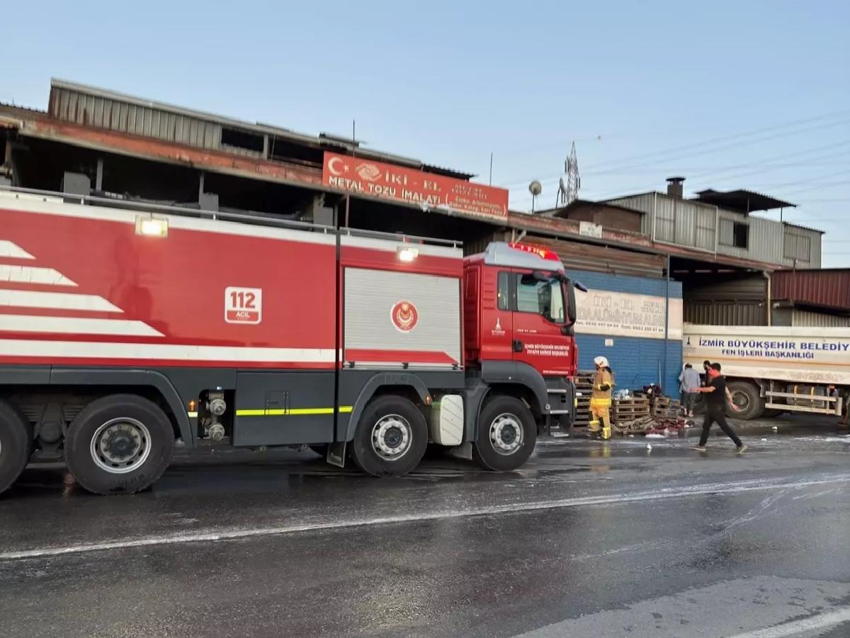 Bornova’da Geri Dönüşüm Tesisinde Yangın