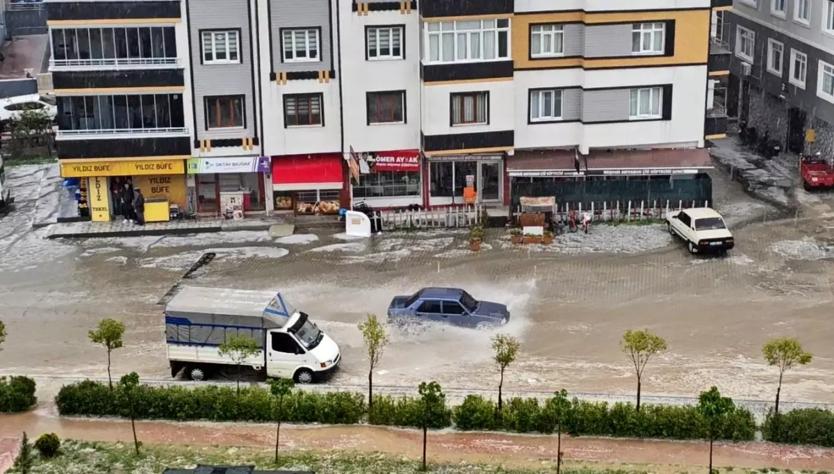 Boyabat’ta Şiddetli Dolu ve Sağanak Yağış