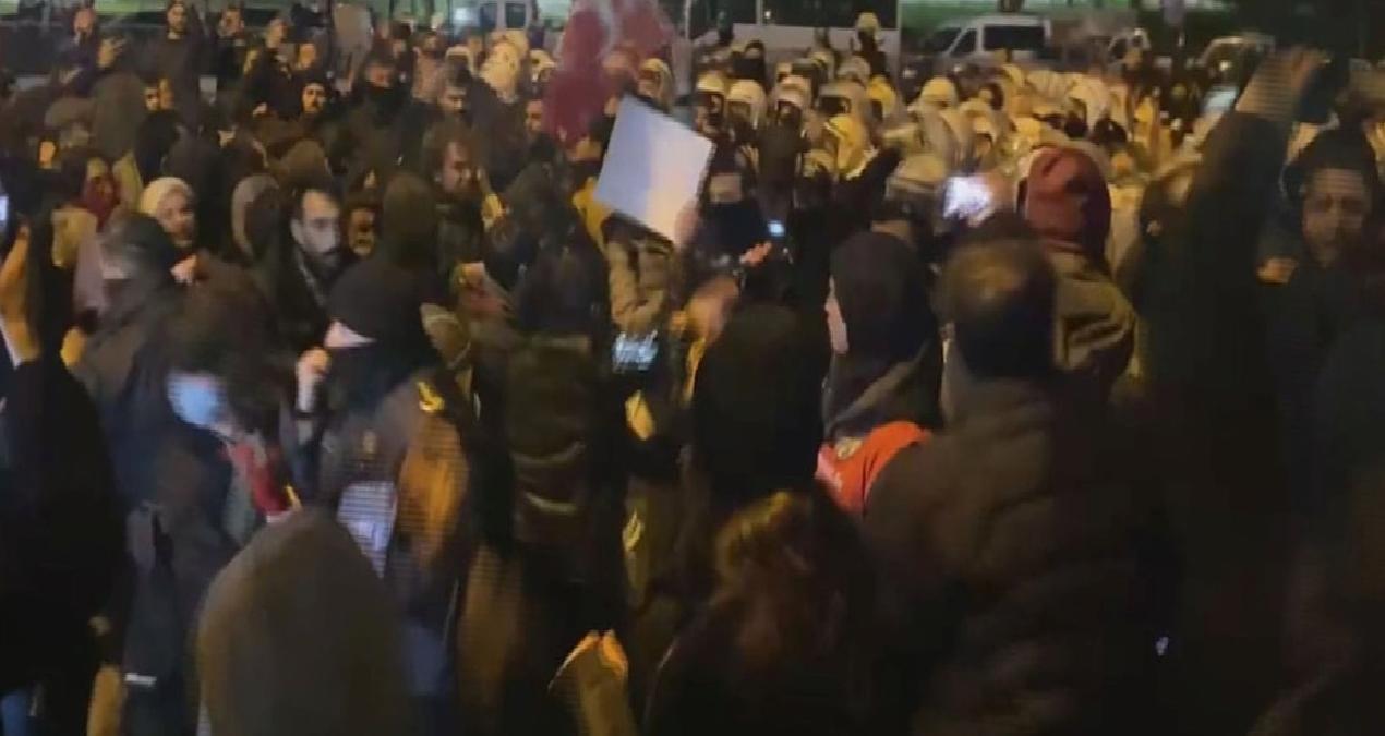 Bu da oldu: ‘Cumhurbaşkanı aleyhine slogan atanların yanında bulunmak’ suç sayıldı