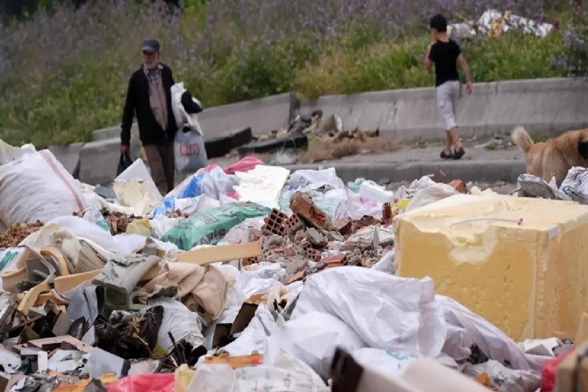 Buca’da Atık Yığını Esnafı Rahatsız Ediyor