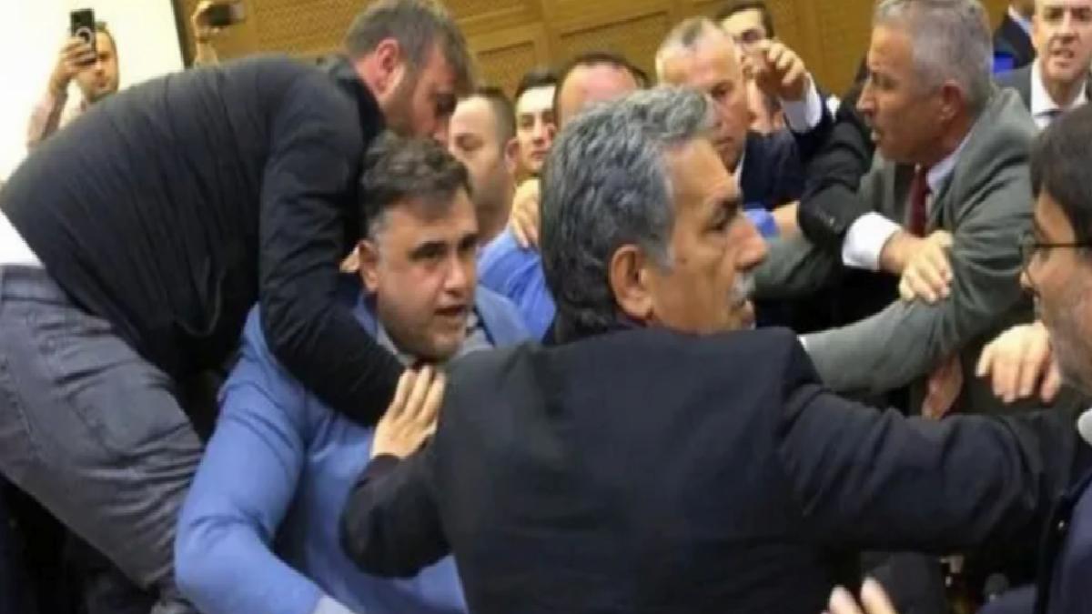 Bursa Büyükşehir Belediye Meclisi’nde kavga çıktı