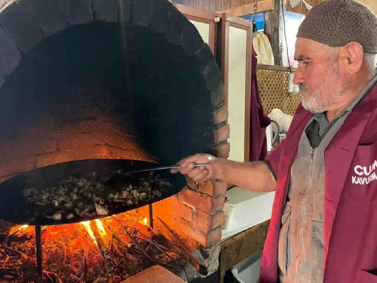 Bursa’da 400 Yıllık Cuma Pazarı’nda Et Gelenekleri Yaşatılıyor