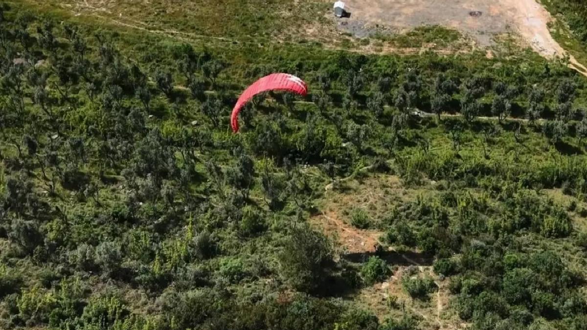 Bursa’da Ekstrem Spor: Genç Paraşütle Evine Uçtu