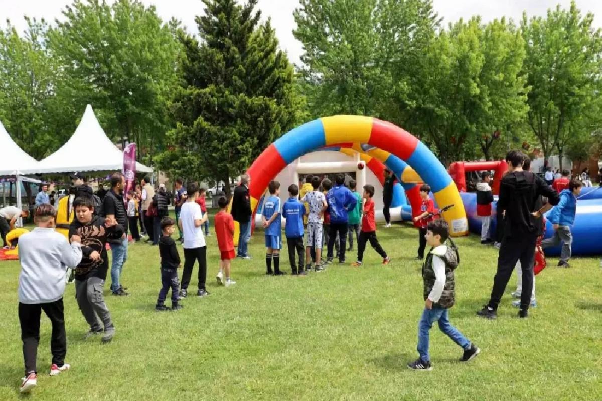 Bursa’da Gençlik Şenliği Coşkusu Başladı