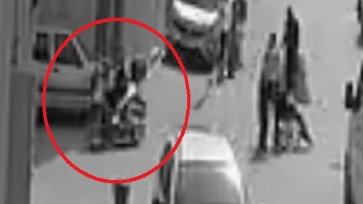 Bursa’da motosikletli kurye karşıya geçen kadına çarpıp kaçtı