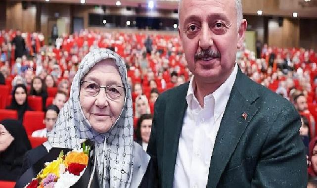 Büyükakın’dan annesine çiçekli kutlama