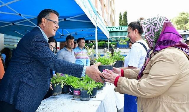 Büyükşehir Anneler Günü’nde çiçek dağıttı
