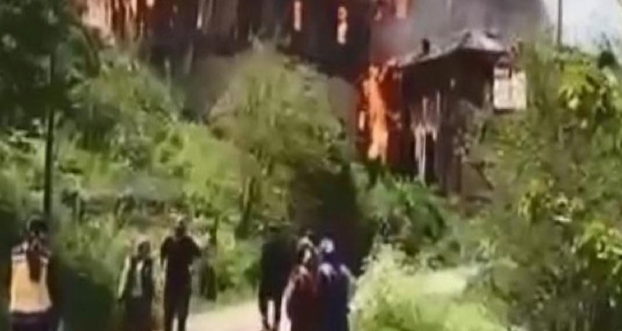 Cami ve 2 ahşap ev yandı