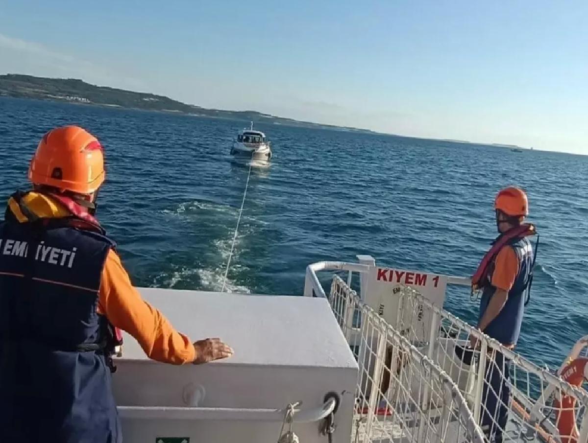 Çanakkale Boğazı’nda Sürüklenen Tekne Kurtarıldı
