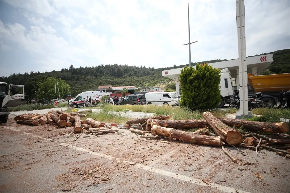 Çanakkale’de Otobüs-Kamyon Çarpıştı