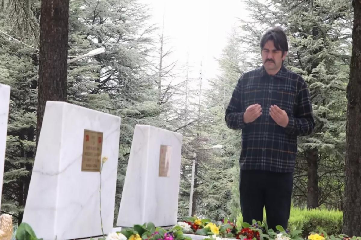 Çankırılı güvenlik görevlisi, şehit mezarlarını ziyaret edip temizlik ve bakımlarını yapıyor