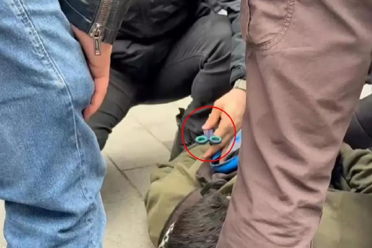 Çantasından makas çıkan göstericinin cevabı polisi bile şaşırttı: Burun kıllarımı alıyorum