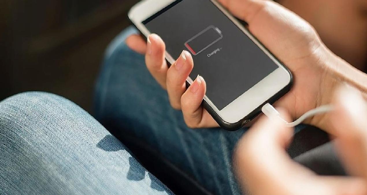 Cep telefonu kullanan herkesin yaptığı büyük hata:  Şarjınızı sünger gibi emiyor