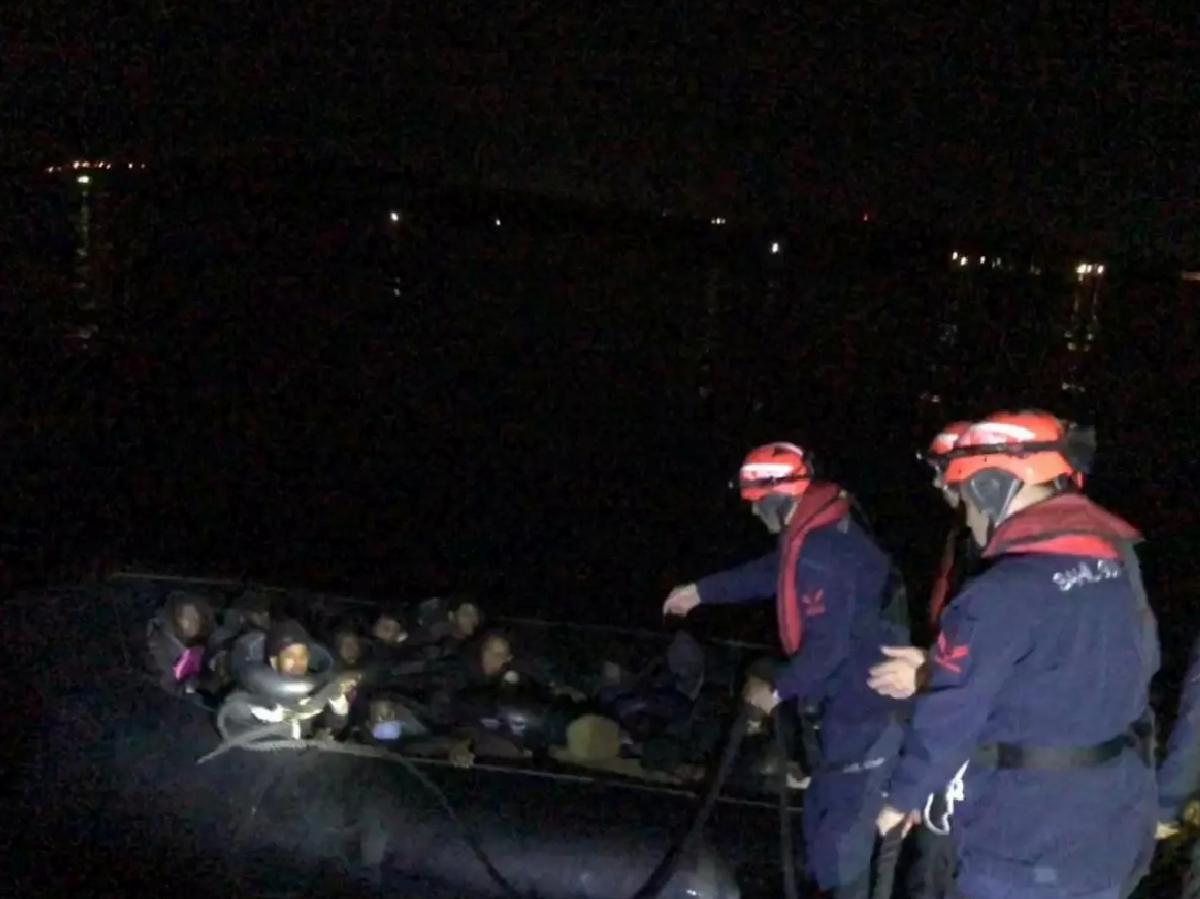 Çeşme açıklarında 48 düzensiz göçmen yakalandı