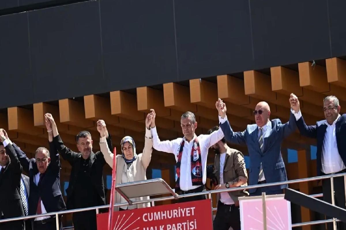 CHP Genel Başkanı Özel, partisinin Van mitinginde konuştu Açıklaması