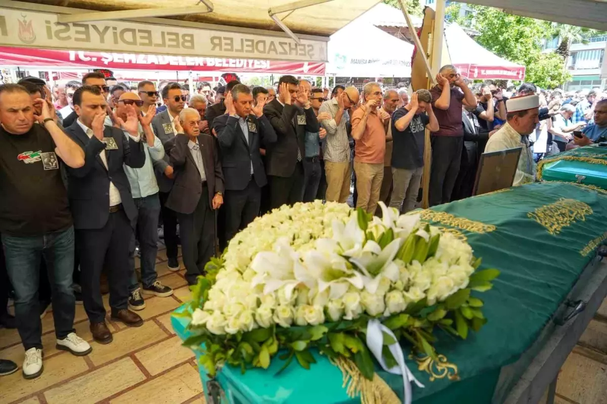 CHP Lideri Özgür Özel, Manisa’da Cenaze Törenine Katıldı
