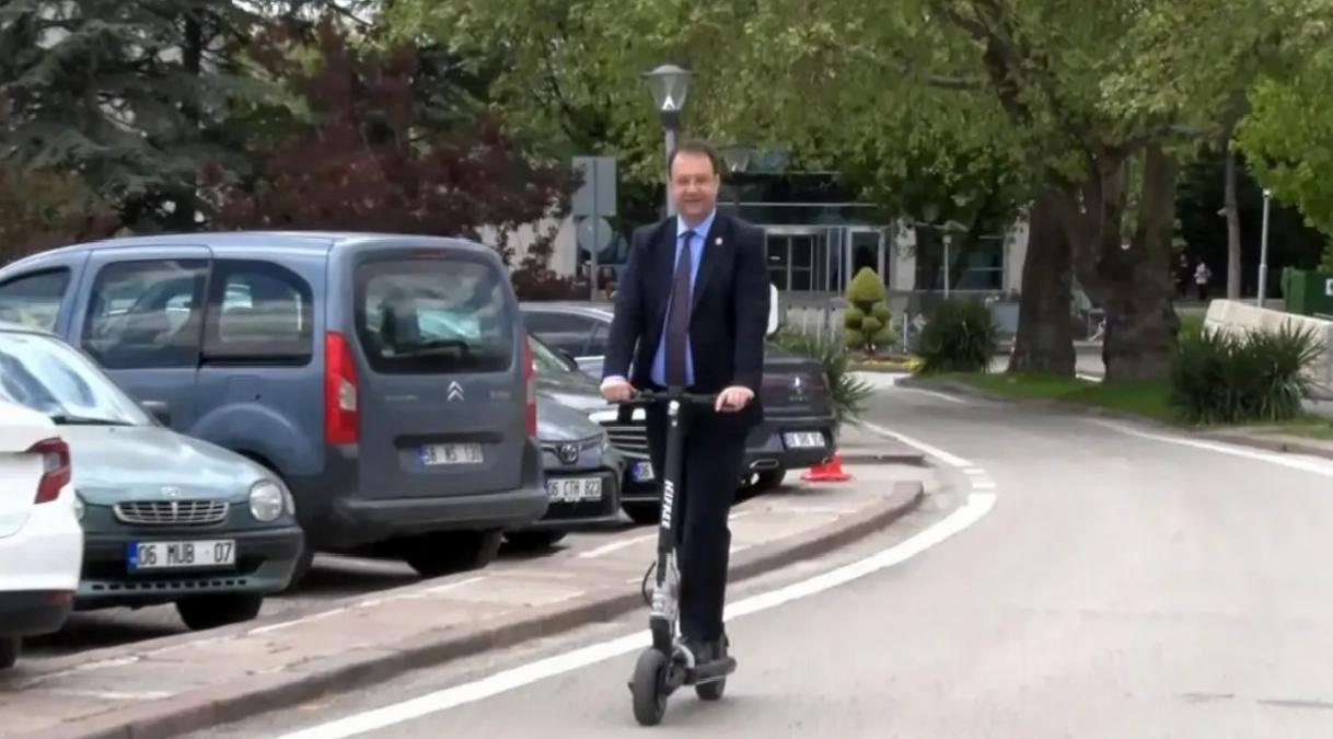 CHP’li Alp Skuterle Barış Kutladı