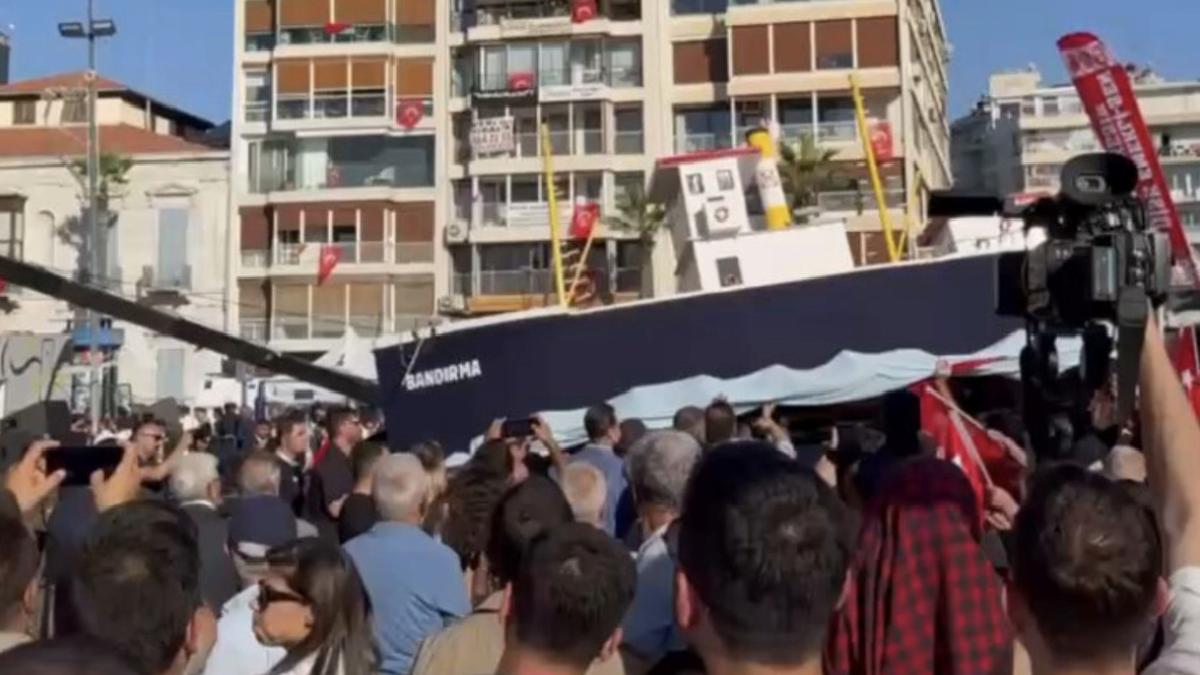 CHP’nin İzmir mitingine maket Bandırma Vapuru getirildi