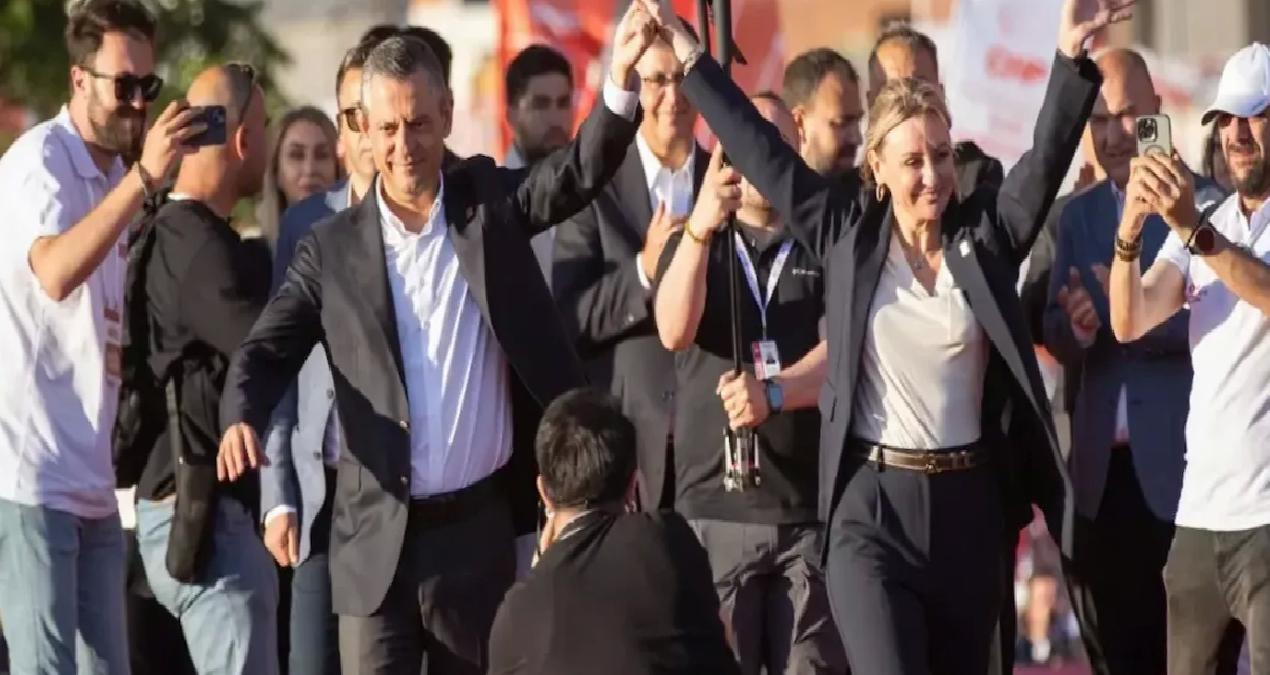 CHP’ye yeni milletvekili! Rozetini Özel mitingde taktı