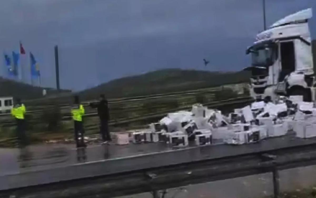 Çikolata Yüklü TIR Devrildi