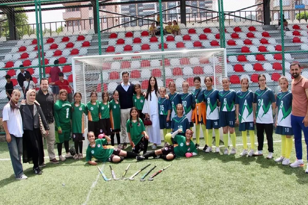 Çim Hokeyi Sporcuları Çarşıbaşı’nı Gezdi