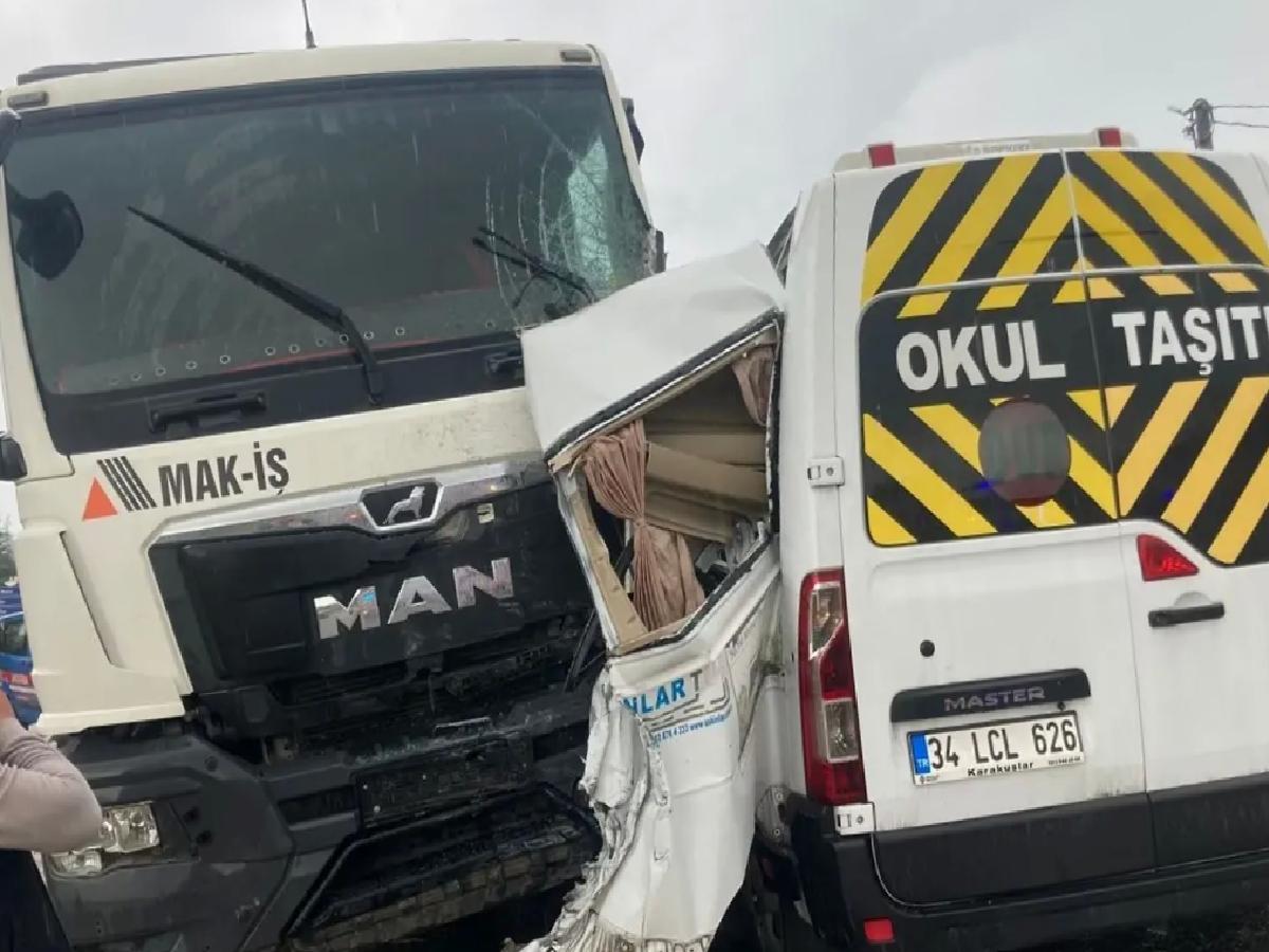 Çınarcık’ta Kamyon-Minibüs Çarpıştı: 3 Yaralı