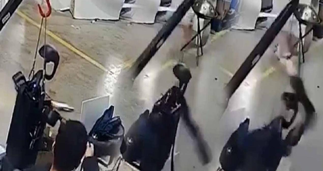Çin’de insansı robot sunum sırasında kontrolden çıkarak mühendislerine saldırdı
