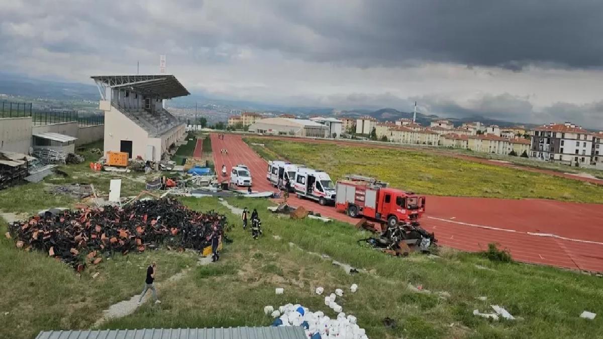 Çorum’da Yoldan Çıkan Araç Atletizm Sahasına Düştü