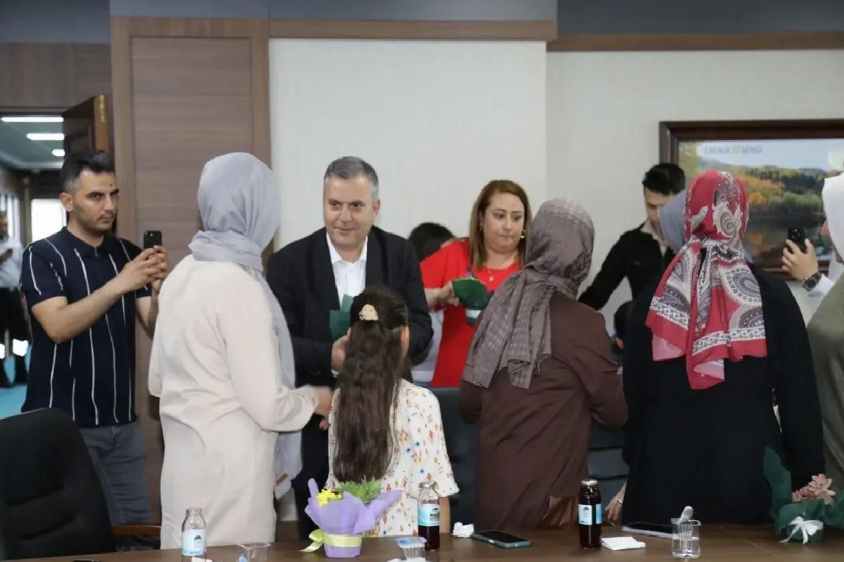 Çubuk’ta belediye çalışanlarına Anneler Günü sürprizi