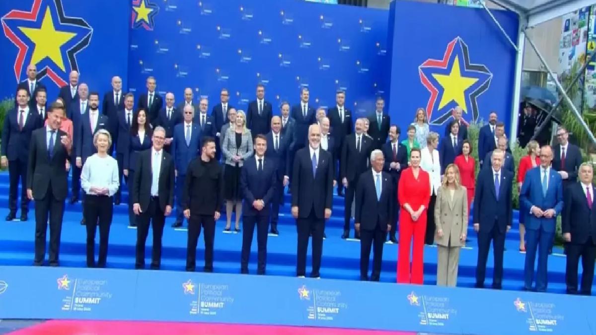 Cumhurbaşkanı Erdoğan, Avrupa Siyasi Topluluğu Zirvesi aile fotoğrafı çekimine katıldı