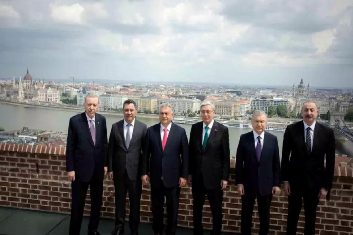 Cumhurbaşkanı Erdoğan, TDT liderleriyle Budapeşte manzarasında hatıra fotoğrafı çektirdi